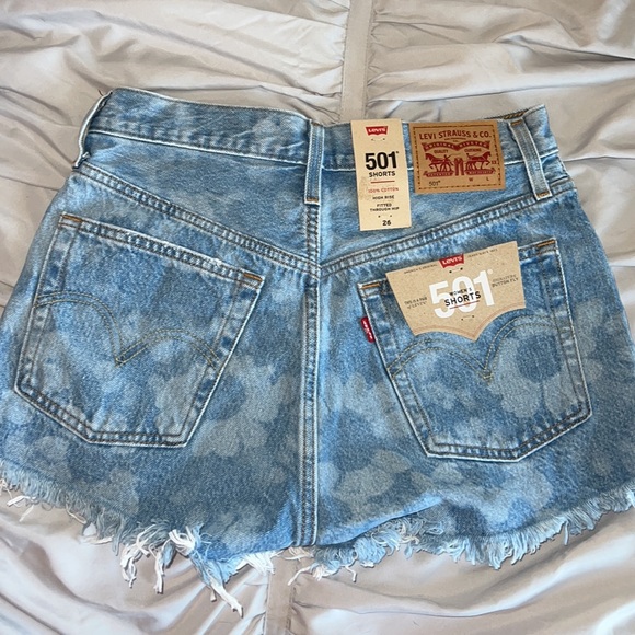 Brand New Levi Jean Shorts - Picture 2 of 4